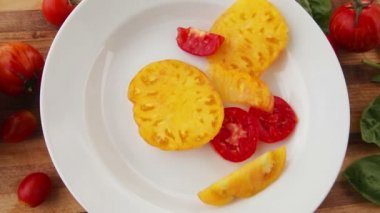 Bir salata tabağı nane domates, burrata peyniri ve fesleğen yaprakları koyarak kadın ile Caprese salata hazırlık