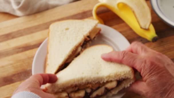 Een Vrouw Pakt Een Broodje Met Chocoladepasta Pindakaas Bananen Schijfjes — Stockvideo