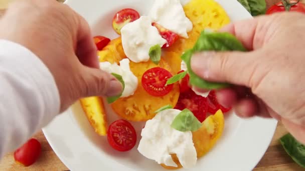 Una Mujer Rasga Hojas Albahaca Sobre Una Ensalada Caprese Fresca — Vídeo de stock