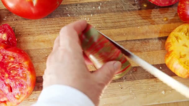 Μια Γυναίκα Κόβει Μια Υπερώριμη Ντομάτα Μια Σανίδα Κοπής — Αρχείο Βίντεο