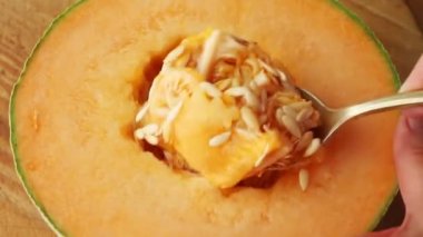 Taze kavun tohumları kaldırmak için bir kaşık kullanma