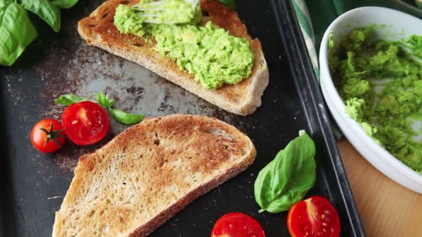 Een Vrouw Verspreidt Aardappelpuree Avocado Toast Dan Voegt Cherry Tomaten — Stockvideo