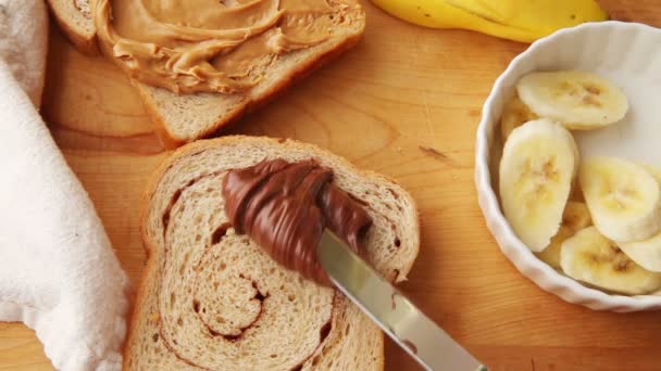 Készítése Mogyoróvaj Szendvics Csokoládé Terjedése Banán — Stock videók
