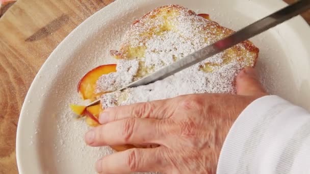 Uma Mulher Corta Uma Fruta Sanduíche Cheio Manteiga Amendoim Meio — Vídeo de Stock