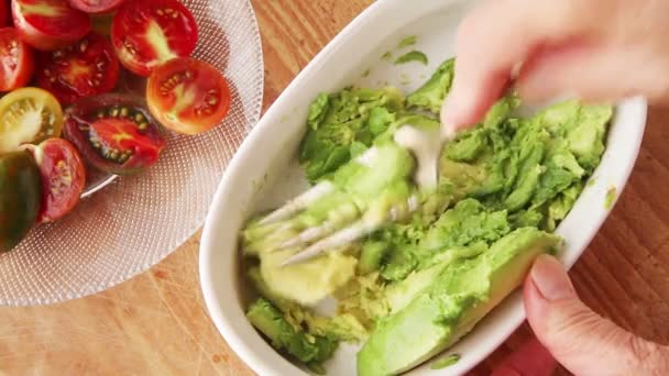 Una Donna Usa Una Forchetta Schiacciare Avocado Aggiunge Succo Limone — Video Stock