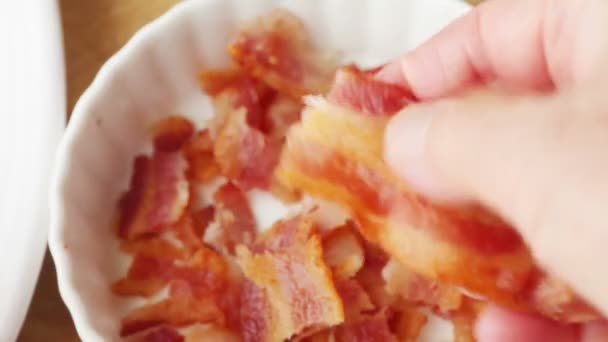Uma Mulher Quebra Bacon Cozido Pedaços — Vídeo de Stock