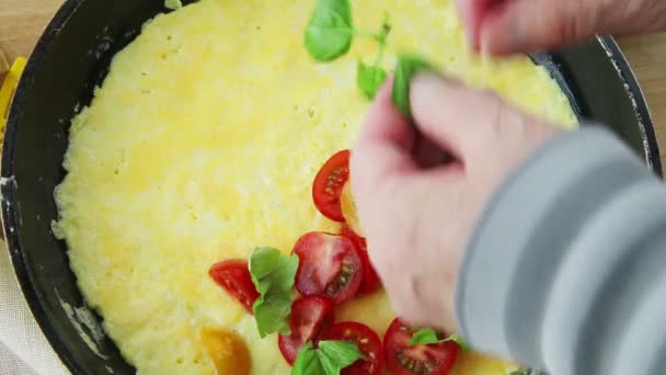 여성이 토마토 신선한 부라타 치즈를 곁들인 카프레제 오믈렛을 만듭니다 — 비디오