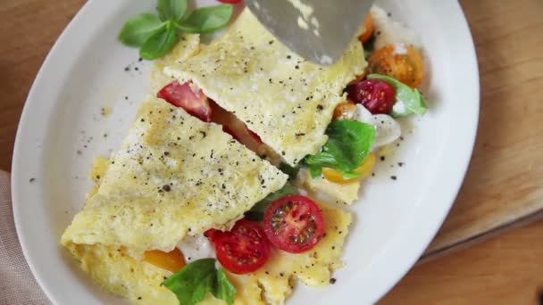 Mit Einem Spatel Ein Omelett Serviergroße Stücke Aufteilen — Stockvideo