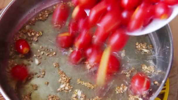 Una Mujer Agrega Tomates Cherry Ajo Aceite Oliva Arriba — Vídeos de Stock