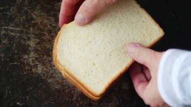 Bir kadın bir meyve, krem peynir ve reçel ikiye keser ve dolgu gösterir