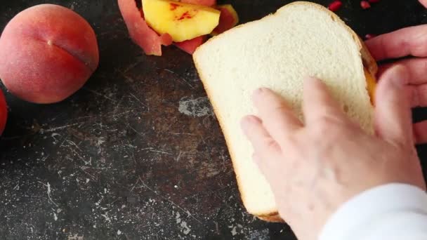 Žena Odřezává Ovoce Krémový Sýr Marmeládu Poloviny Ukazuje Náplň — Stock video