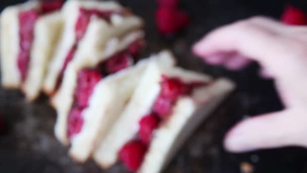 Recogiendo Cuarto Bocadillo Fruta Llevándolo Cámara — Vídeos de Stock