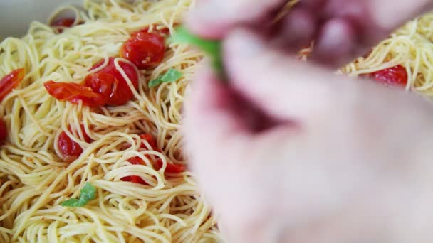 Una Mujer Rasga Albahaca Fresca Sobre Vermicelli Con Una Salsa — Vídeo de stock