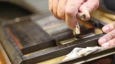 Letterpress yazıcı bir kovalamaca metal türü bir blok güvenli bir quoin anahtarı kullanır