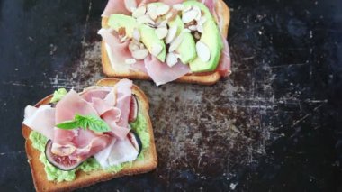 Çeşitli topingler ile açık yüzlü prosciutto sandviç