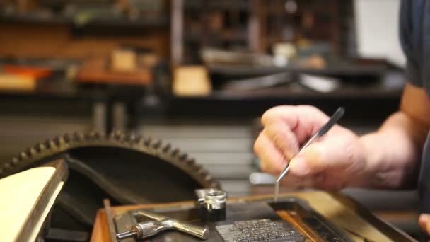 Een Printer Kleine Metalen Type Met Behulp Van Pincet — Stockvideo