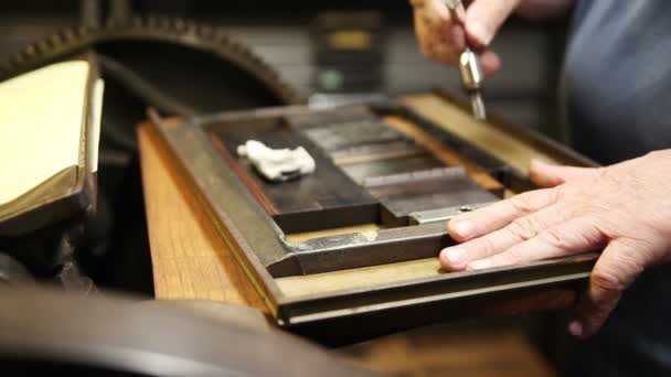 Buchdrucker Verschärft Druck Verfolgungsjagd Und Wischt Metalltyp — Stockvideo