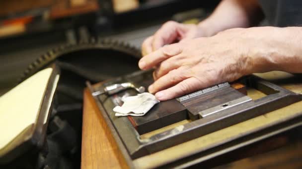 Homme Âgé Utilise Une Loupe Pour Vérifier Placement Type Métal — Video