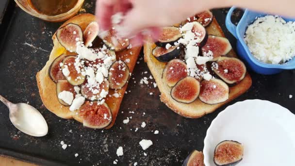 Una Mujer Pone Queso Desmenuzado Miel Rebanadas Pan Tostado — Vídeo de stock