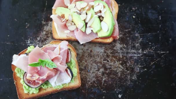 Open Faced Prosciutto Sandwiches Met Verschillende Toppings — Stockvideo