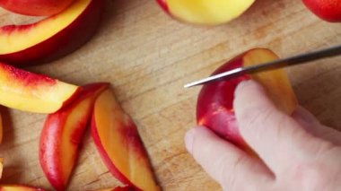 Taze nektarin dilimleyen kadının tepeden görünümü