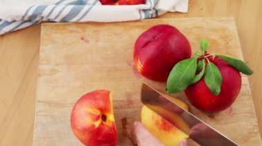 Bir kadın metin için yer olan bir kesme tahtası üzerinde nektarin keser