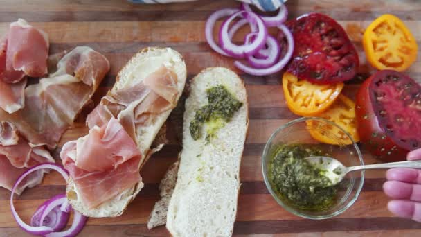 Una Mujer Hace Sándwich Con Carne Verduras Una Tabla Cortar — Vídeo de stock