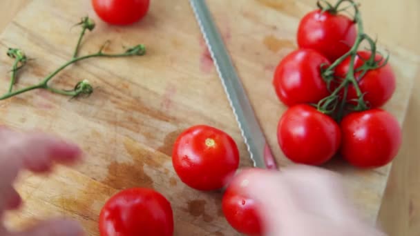 Uma Mulher Prepara Pequenos Tomates Partir Cachos — Vídeo de Stock