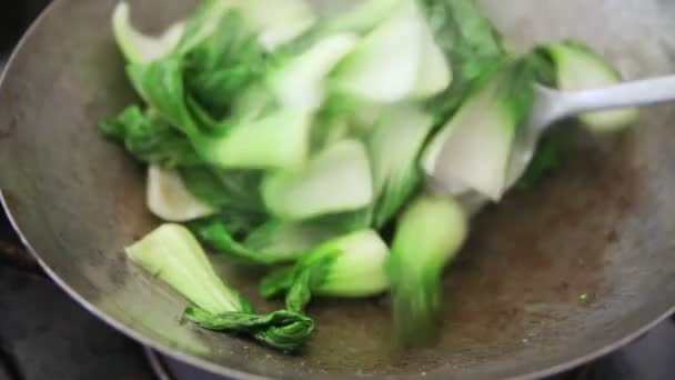 Verse Aziatische Greens Koken Een Wok — Stockvideo