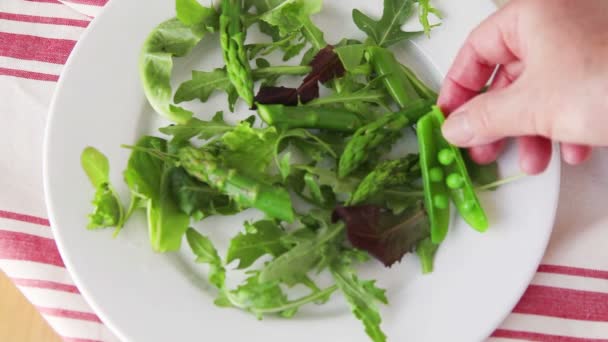 Uma Mulher Coloca Espargos Ervilhas Alface Prato Salada — Vídeo de Stock