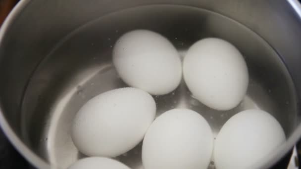几个鸡蛋在炉灶上烹饪 — 图库视频影像
