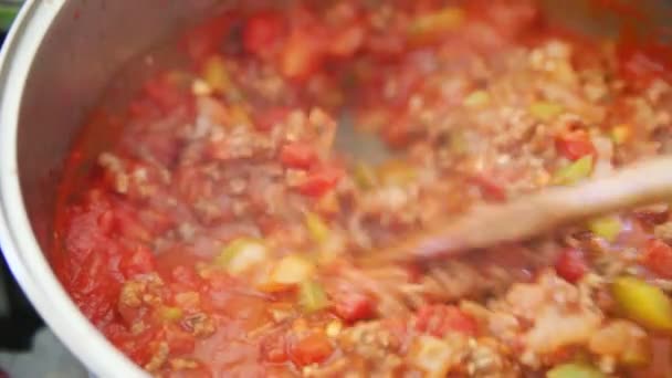 Een Houten Lepel Gebruiken Gemalen Rundvlees Breken Pasta Saus Maken — Stockvideo