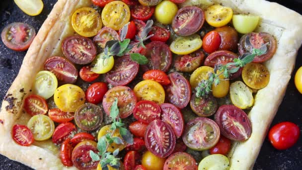 Uma Mulher Adiciona Orégano Fresco Manjericão Torta Tomate Cereja Assada — Vídeo de Stock