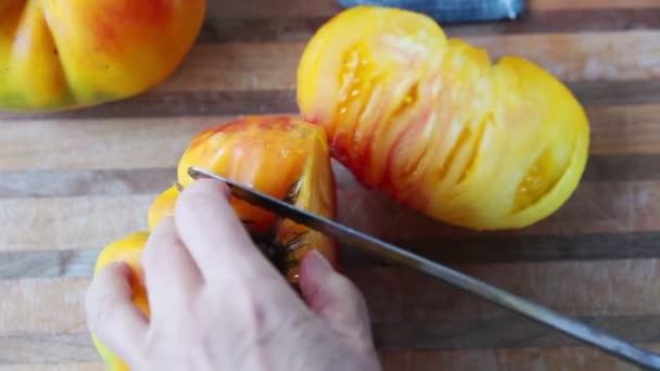 一个女人准备一个大的 成熟的番茄 — 图库视频影像