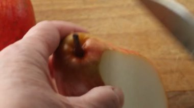 Bir armutparçalar halinde kesme