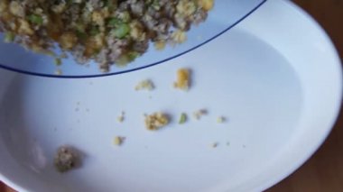 Bir güveç çanak ev yapımı Şükran doldurma yerleştirerek