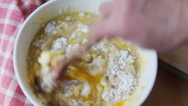 女性は小麦粉 砂糖の生地に卵をブレンド — ストック動画