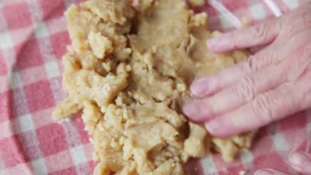 Manos Una Mujer Formando Una Corteza Pastel — Vídeos de Stock