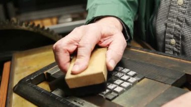 Letterpress yazıcı, yazdırmadan önce metal türünü temizler