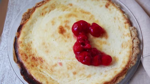 Uma Mulher Coloca Cerejas Vitrificadas Uma Torta Queijo Creme — Vídeo de Stock