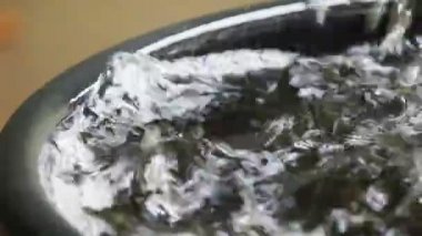 Büyük bir küvetteki yağmur suyu fırtına sırasında taşmayı tehdit ediyor