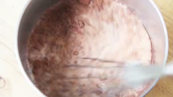 用搅拌器将牛奶与可可混合 — 图库视频影像