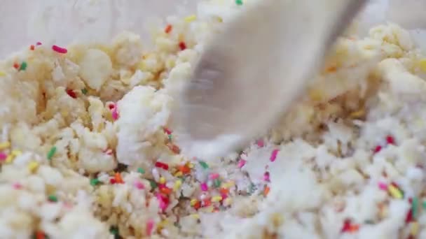 Egy Ötvözi Cukorka Sprinkles Házi Tésztát — Stock videók