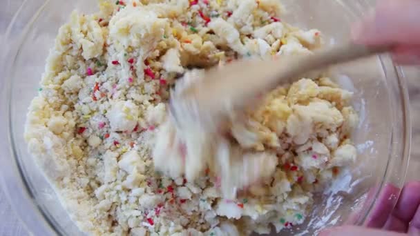 Une Femme Mélange Des Bonbons Colorés Saupoudrer Dans Pâte Biscuits — Video