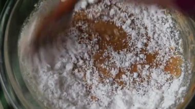 Hamur hamuruna pudra şekeri ekleme ve karıştırma