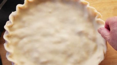 Bir kadın dekoratif bir şekilde bir pasta kabuk kenarları kırıştırıyor