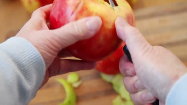 Una Mujer Quita Cáscara Una Manzana Grande — Vídeos de Stock