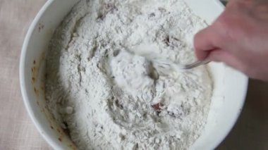 Un ve şeker ev yapımı muffin karışımına fındık ekleme