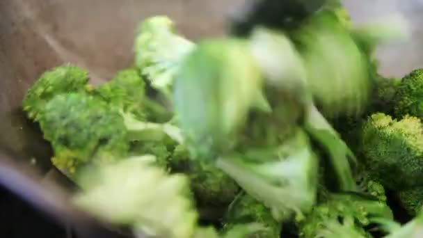 Matlagning Broccoli Ångande Wok — Stockvideo