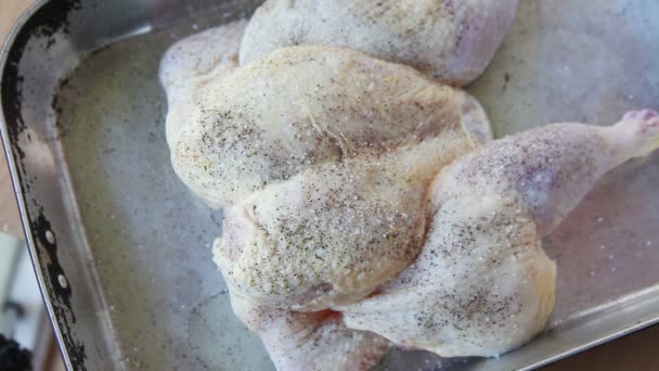 Fűszerezés Egy Spatchcocked Csirke Hozzá Friss Oregánó Kakukkfű Rozmaring — Stock videók